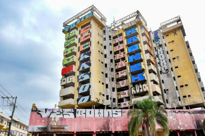 EDIFICIO MULTICOMERCIO CON GRAFITIS