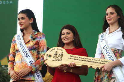 Dalia Bucaram y Fatima Bosch recibieron las llaves de la ciudad de Santa Elena en honor por su vista a los actos festivos del descubrimiento peninsular