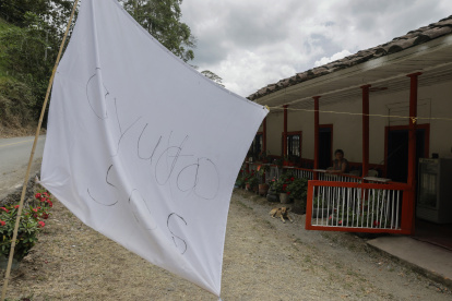 ACOMPAÑA CRÓNICA: COLOMBIA TERREMOTO AME9646. ANSERMANUEVO (COLOMBIA), 16/08/2026.- Fotografía que muestra este sábado una bandera blanca en la que se lee 'Ayuda, SOS' frente a una casa afectada por el terremoto de magnitud 7,4 del pasado lunes, en Ansermanuevo (Colombia). Una bandera blanca con el mensaje “Ayuda, SOS”, colgada en una vivienda rural de Ansermanuevo, evidencia la angustia de los campesinos afectados por el terremoto, quienes claman por ayuda ante el riesgo de que sus casas se derrumben. EFE/ Carlos Ortega