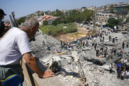 Labores de rescate se intensifican en Líbano tras ataques de Israel.