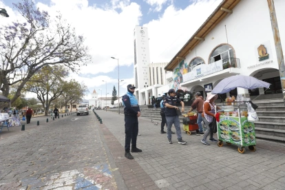 Vigilancia. Desde marzo, el PMO de Tumbaco mantiene presencia permanente en cuatro manzanas para atender reportes ciudadanos y reforzar controles municipales.