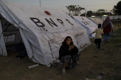 Personas duermen en refugios en la región de Maumere.