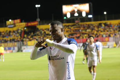 Yerslin Quiñónez hizo el gol de Liga de Quito ante Aucas.