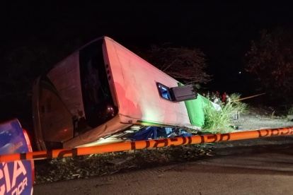 El bus se accidentó en el recinto Puerto Inca, la noche del domingo 16 de agosto.
