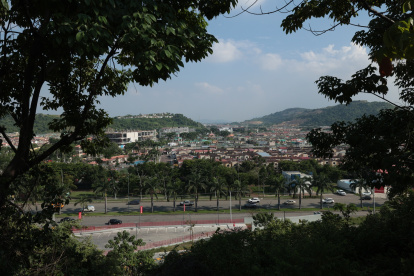 Vista panorámica de la avenida León Febres Cordero, en La Aurora.