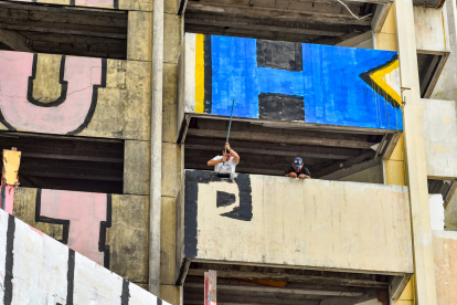 Artistas urbanos intervinieron con pintura la estructura calcinada del edificio Multicomercio en Guayaquil.