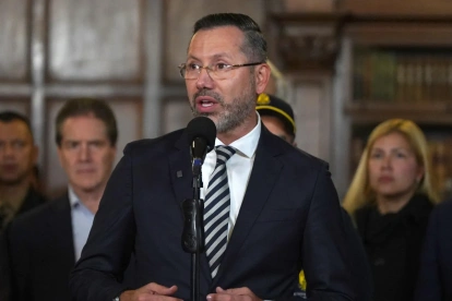 El ministro de Vivienda de Colombia, Jaime Andrés Beltrán Martínez, habla en una rueda de prensa en Bogotá (Colombia).