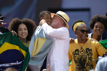 El presidente de Brasil, Luiz Inácio Lula da Silva, saluda a un niño durante el lanzamiento de campaña para su reelección.