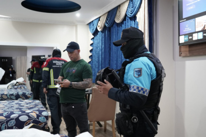 Macrooperativos de seguridad en Quito dejaron clausuras, decomisos y un menor auxiliado tras ser encontrado vulnerable dentro de un hostal.
