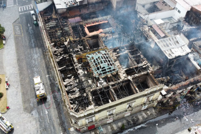 Incendio afectó cinco inmuebles en Riobamba; autoridades evalúan ayudas a damnificados.