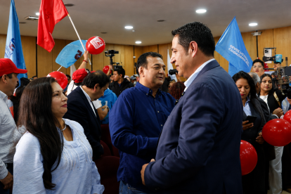 Alexandro Tonello (derecha) en compañía de Geovanny Atarihuana de Unidad Popular.
