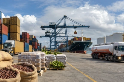 El encarecimiento de combustibles, materias primas y logística presiona los costos de las empresas ecuatorianas, mientras las exportaciones ganan valor pero pierden poder de compra.