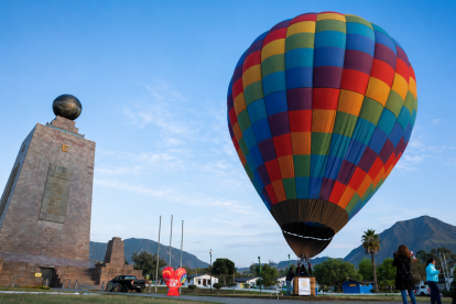 Los globos aerostáticos se elevan sobre la Mitad del Mundo durante el festival, ofreciendo a los visitantes una perspectiva diferente del paisaje.