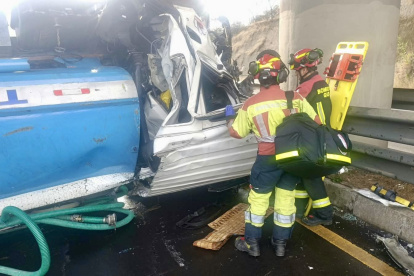 Bomberos de Quito atendieron a tres personas tras un siniestro entre un tanquero y un vehículo liviano registrado en Ruta Viva e Intervalles este lunes.