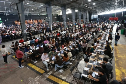 Aspirantes a nuevo ingreso a la Universidad Nacional Autónoma de México (UNAM), en el Palacio de los Deportes en Ciudad de México (México).