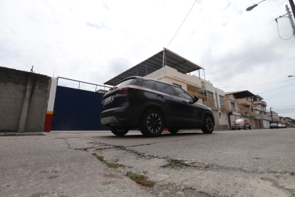 En algunos tramos de la calle Las Gaviotas, el asfalto presenta deterioro, algo que los moradores atribuyen al peso de los tanqueros de combustible.
