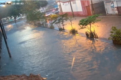 En sectores como Socio Vivienda, en el noroeste de Guayaquil, se acumuló el agua tras la lluvia de este 17 de agosto.