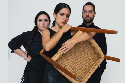 Camila Valdiviezo, Rocío Granado y Santiago Cárdenas reúnen baile, cante y guitarra en ‘La madre del novio’.
