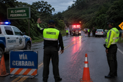 Referencial.Agentes de tránsito mantienen cerrada la vía El Carmen–Pedernales tras el accidente en el que murieron madre e hija.