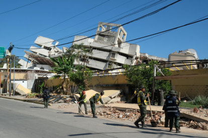 Edificio colapsado en La Guaira, Venezuela, tras dos sismos reportados en el Caribe.