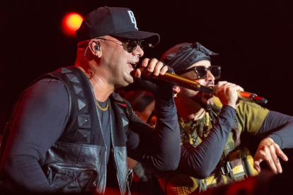 Wisin (izquierda) anunció la creación de la Universidad del Perreo en Puerto Rico, un proyecto dedicado a estudiar la historia y cultura del reguetón.