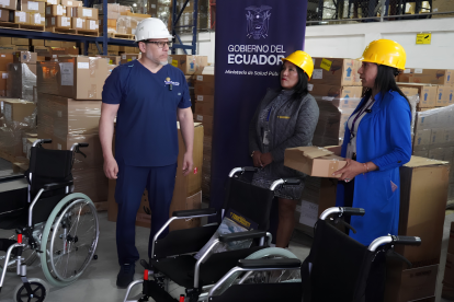 Entrega de insumos y equipos del Ministerio de Salud para personas con discapacidad en Quito.