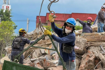 Rescatistas realizan labores de búsqueda en los escombros del edificio Torres del Limonar, destruido por el terremoto del pasado lunes, en Cali (Colombia).