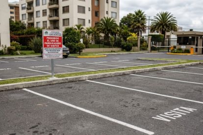 Imagen simbólica, generada con IA, sobre prohibición para uso de parqueaderos de visitas para copropietarios que no pagan alícuotas.