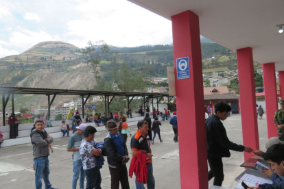 El electorado ecuatoriano, desengañado por sucesivos gobiernos que lo han defraudado, vota en contra de uno u otro grupo.