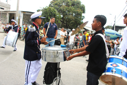 Las bandas musicales de los estudiantes de Santa Elena se lucieron en el desfile cultural.