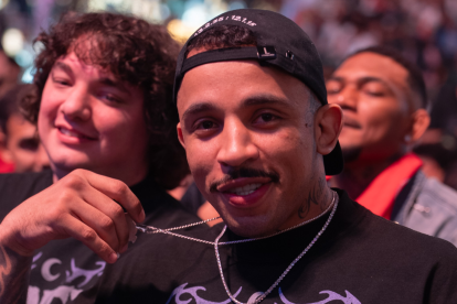 Carlos Prates durante UFC 330, con Michael Morales al fondo del escenario.