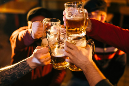 Amstel destaca su origen neerlandés y la tradición que ha acompañado a la marca desde su fundación en Ámsterdam, en 1870.