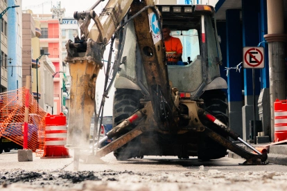 Los trabajos comenzaron el 17 de agosto y avanzan por tramos en Clemente Ballén, una de las vías de mayor movimiento del centro de Guayaquil.