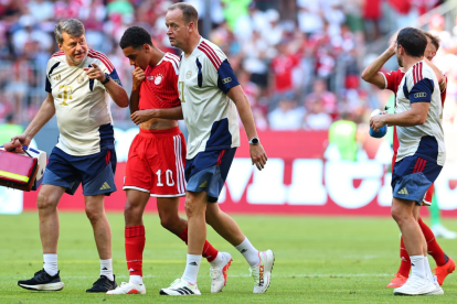 Jamal Musiala (c.), jugador del Bayern Munich, tras sufrir un desmayo en pleno partido.