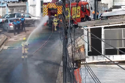 Bomberos acudieron hasta una emergencia reportada en el cerro del Carmen, la tarde de este martes 18 de agosto.