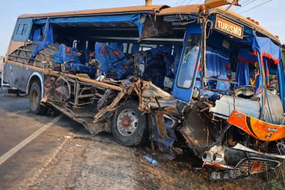 El accidente en la vía Santa Elena-Guayaquil dejó 20 personas heridas, que fueron trasladadas a hospitales de Santa Elena y Ancón.