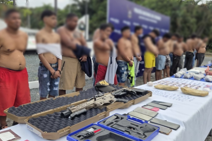 Armas y centro de monitoreo incautados en operativo policial en la vía a la costa.