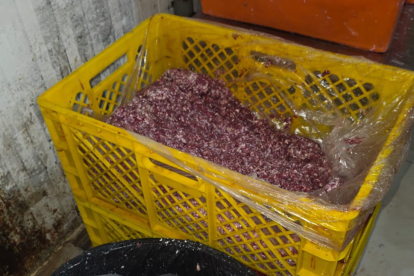La inspección encontró residuos de sangre, carne y grasa en diferentes áreas del establecimiento.