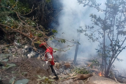 Miembros de la Cruz Roja de Kenia asistieron en el choque del helicóptero.