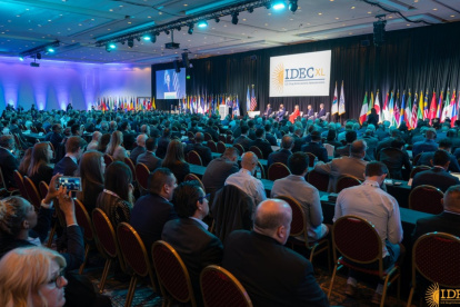 La 40ª edición de la conferencia IDEC, impulsada por la DEA, se celebra a puertas cerradas en un hotel de Buenos Aires.