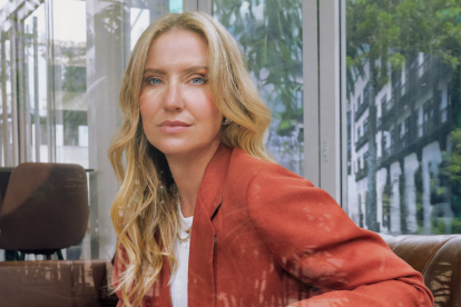 Stephany Hollihan fundó Sensi Studio, una marca con la que impulsó durante más de una década la moda sostenible y el trabajo artesanal ecuatoriano.