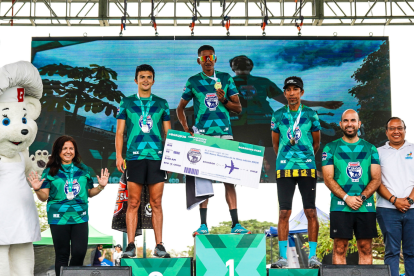 Ganadores del podio celebran en Guayaquil la edición de la Bimbo Global Race, marcada por deporte, inclusión y ayuda social.