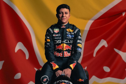 Isack Hadjar posa frente al logo de Red Bull Racing durante su etapa como piloto de la escudería.