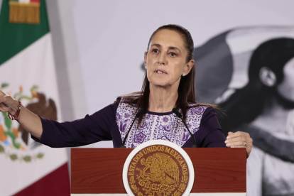 La presidenta de México, Claudia Sheinbaum, habla durante una rueda de prensa este miércoles, en Palacio Nacional de la Ciudad de México (México).