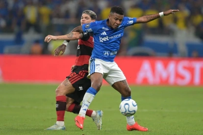 El atacante de Cruzeiro, el ecuatoriano Keny Arroyo, defiende la pelota en el duelo ante Flamengo.