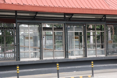 Puertas y mamparas dañadas forman parte del deterioro que presentan varias estaciones de la Metrovía en Guayaquil.