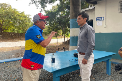 Jefferson Pérez, presidente del COE, junto a la selección ecuatoriana de tiro práctico durante uno de sus entrenamientos.
