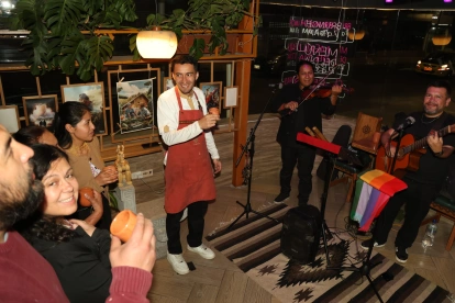 En negocios de la calle Juan Rodríguez hubo música en vivo, además de ofertas gastronómicas.