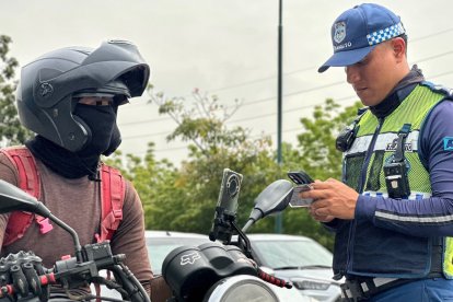 Miembros de la Agencia de Tránsito y Movilidad (ATM) realizan controles a motociclistas en varios sectores de Guayaquil.