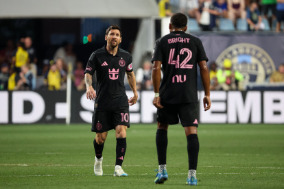 Lionel Messi (i) of Inter Miami en el partido de Inter Miami ante Philadelphia Union. Anotó el 2-1.